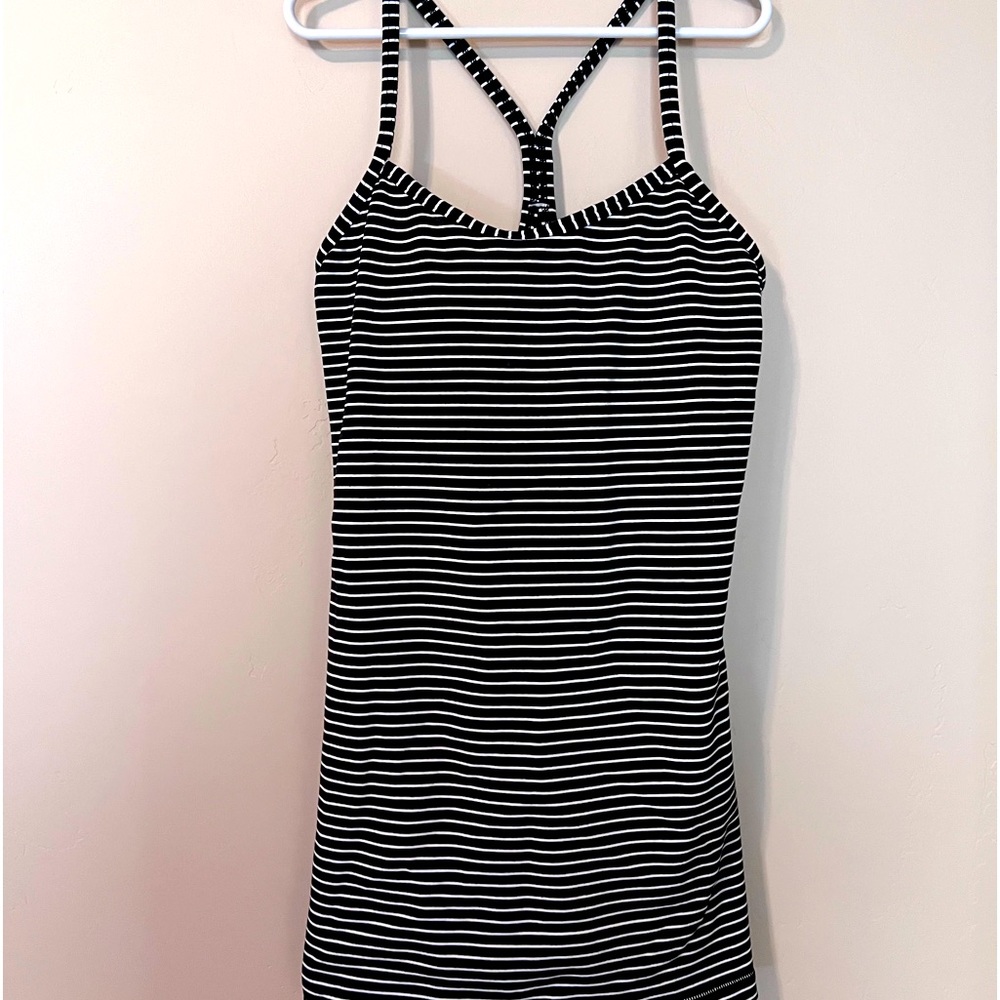 Lululemon tank with shelf bra size 4 like new